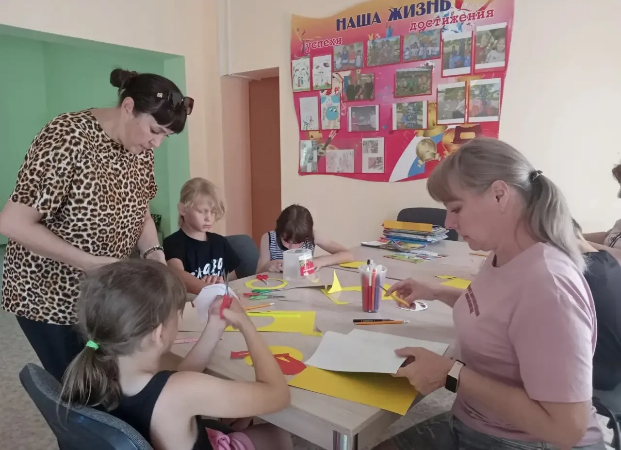 🌈✨ Сегодня в лагере Радуга на кружке "Кудесники" мы с ребятами мастерили веселые солны...