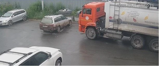 Мусор на капоте: чем обернулась парковка у баков.

🚙В минувшие выходные мусоровозы регоператора сто
