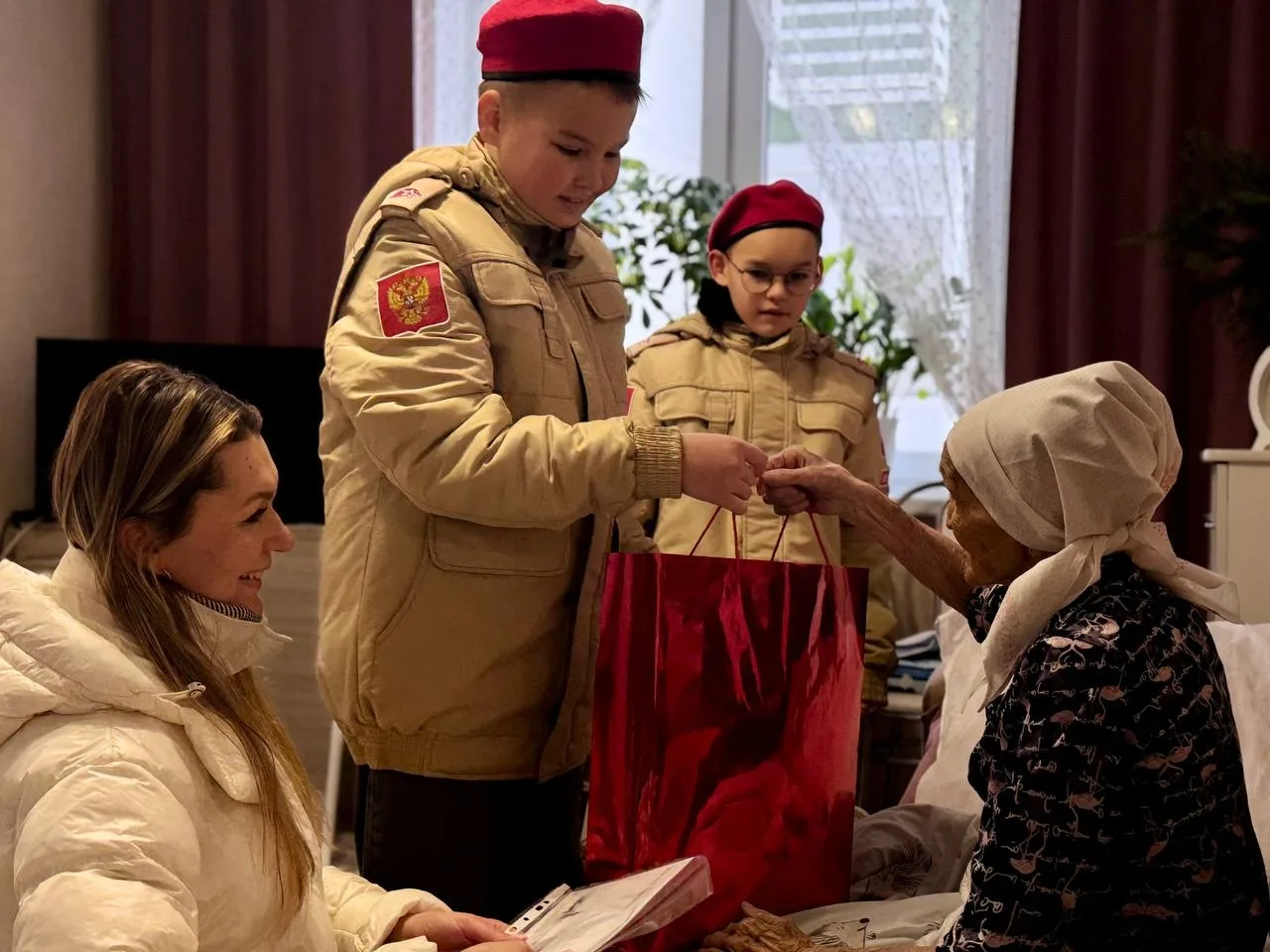 💐 Юнармейцы нашей гимназии, совместно с советниками по воспитанию поздравили с днем рождения ветеран