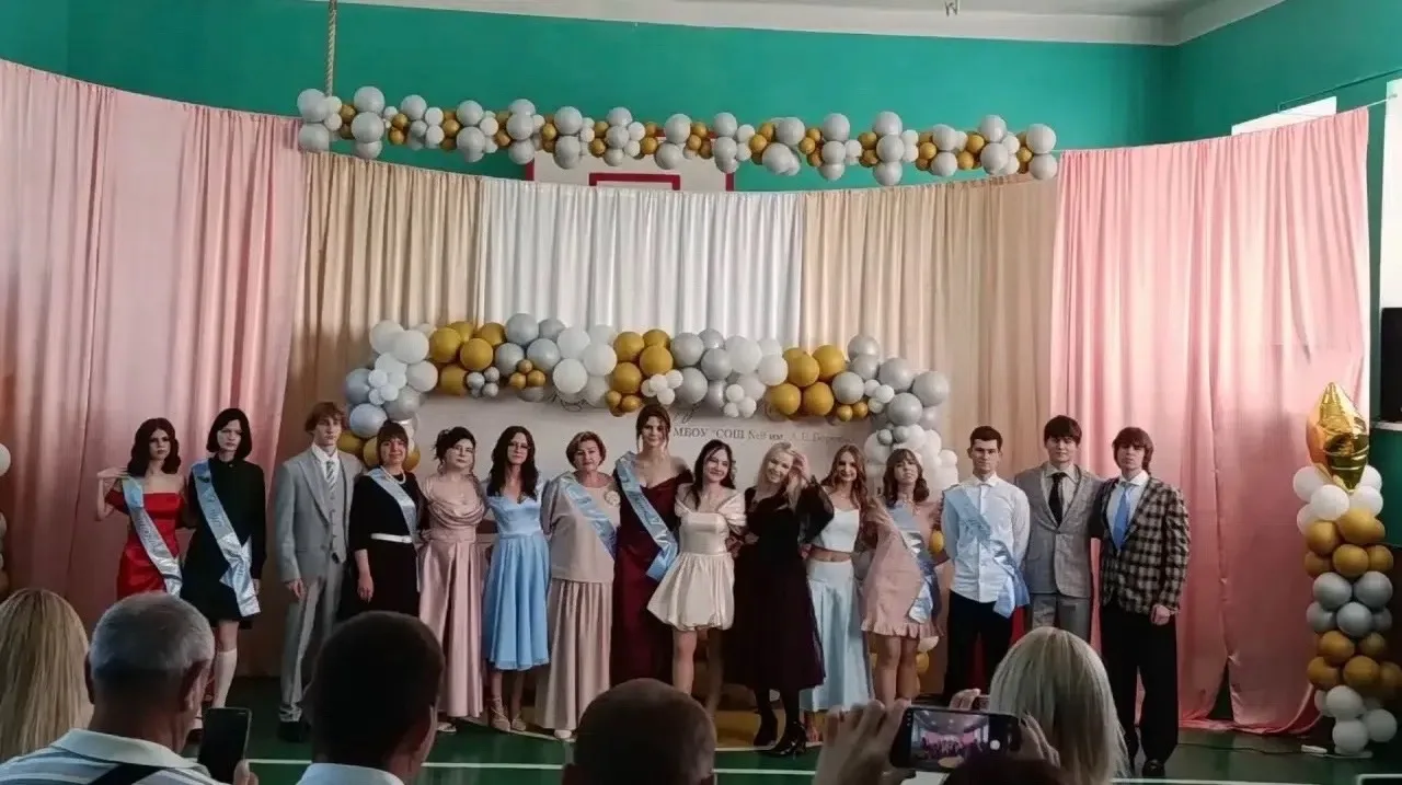💐27 июня наша школа вновь выпустила во взрослую жизнь своих птенчиков🐣
17 одиннадцатиклассников по