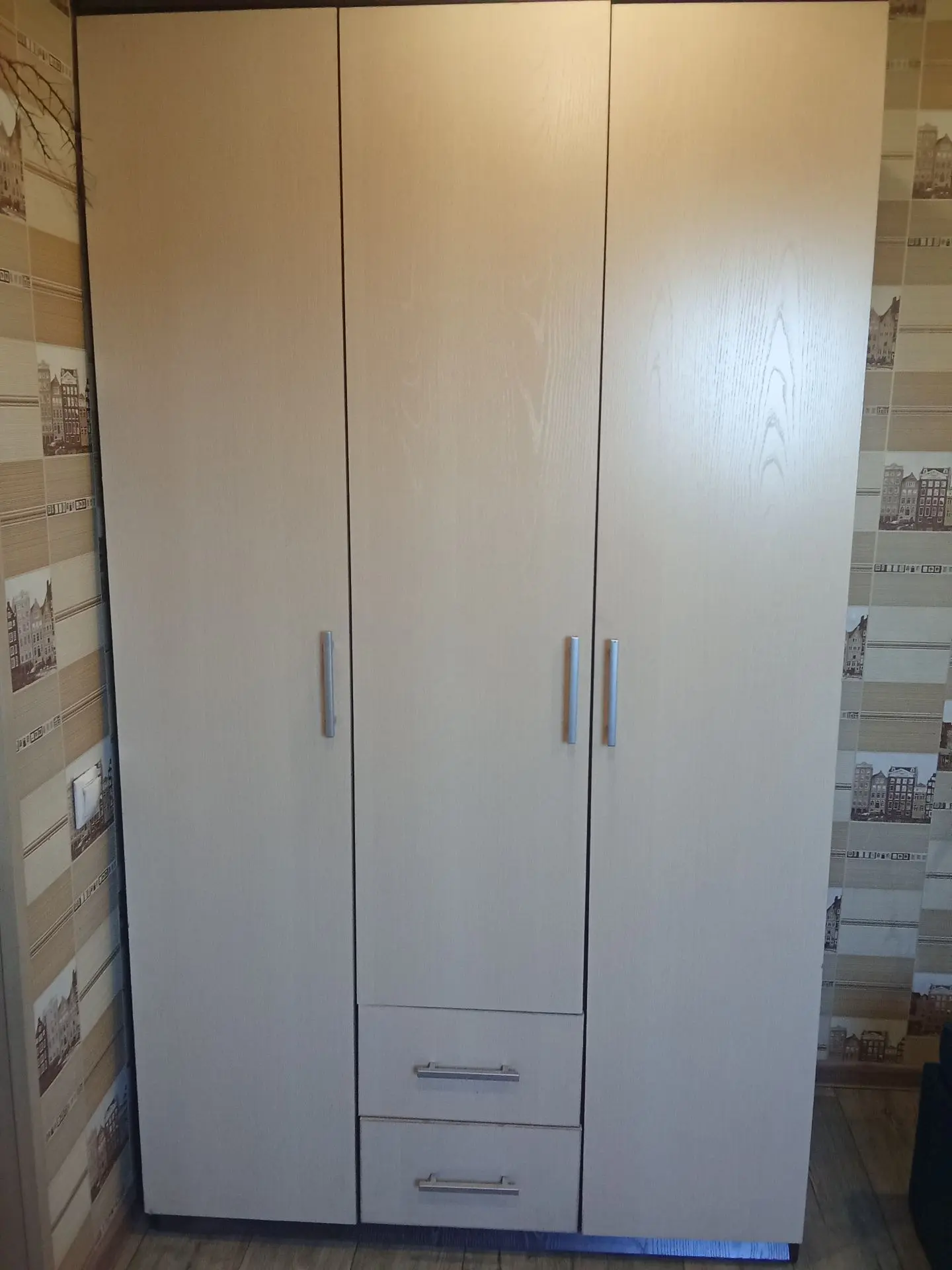 Продам шкаф за 8 тыс. Совсем новый. 89133552152 Самовывоз Дальний Каа-Хем