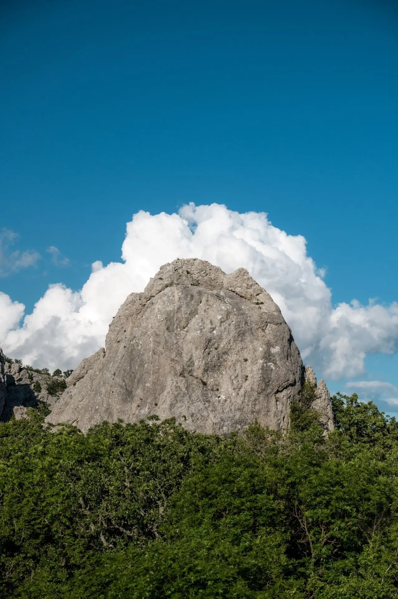 🏞 Ильяс-Кая и Храм Солнца

Над Ласпинской долиной поднимается Ильяс-Кая — одна из самых выразительн