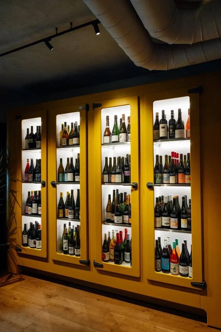 Отправляемся за бутылкой вина к ужину в новый ботлшоп Urban Winery. Здесь можно купить ...