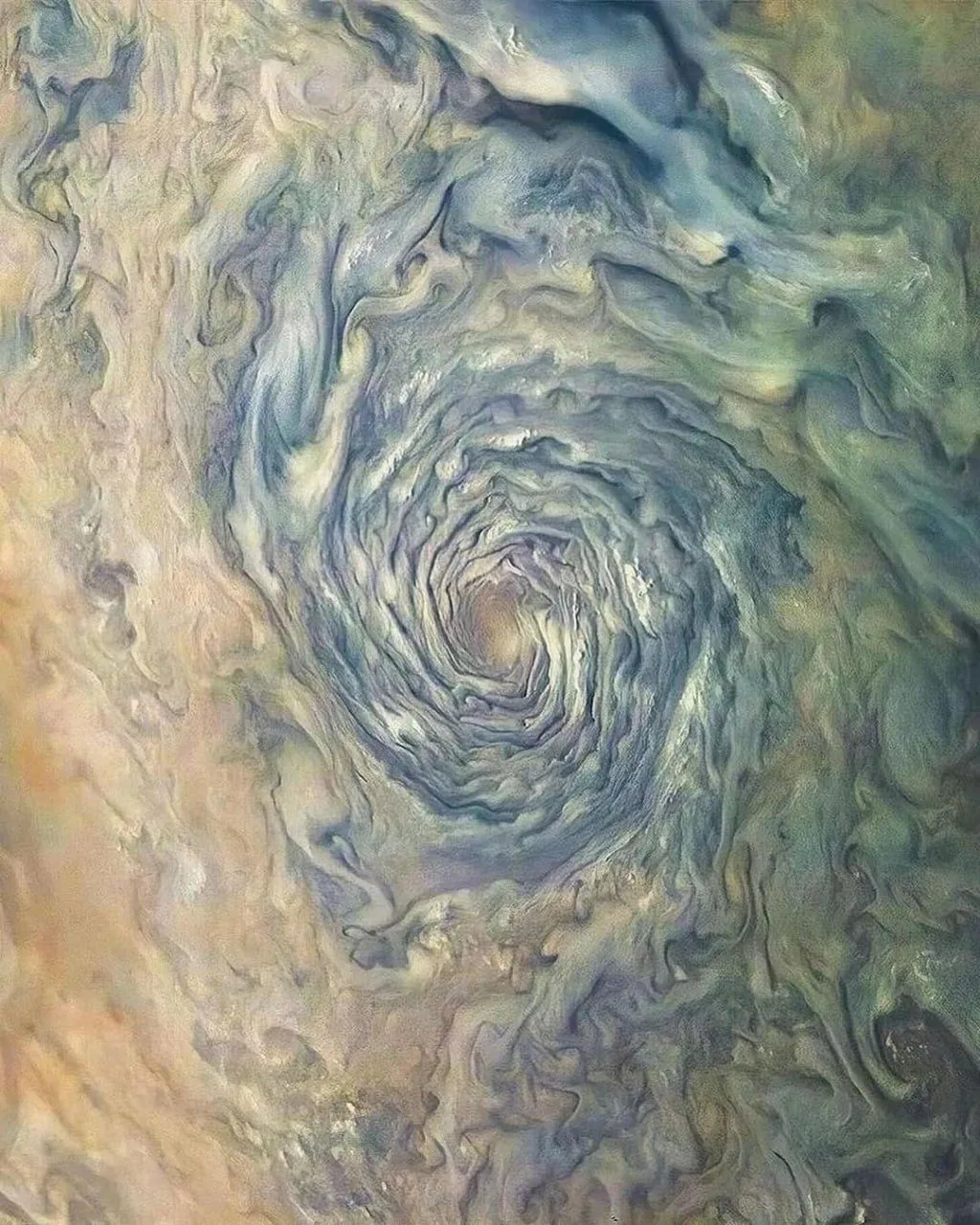 Невероятно четкие изображения Юпитера, сделанные аппаратом Juno