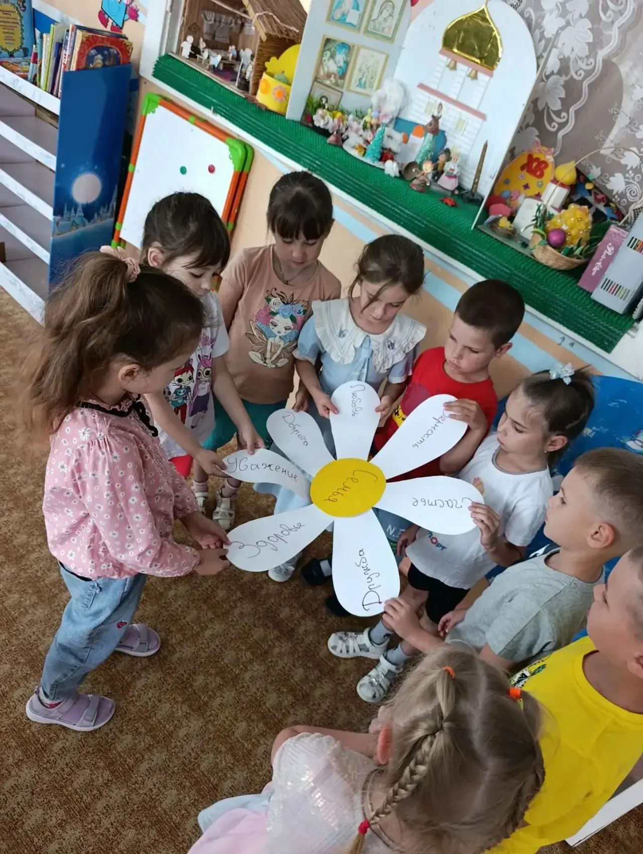 Маленькое солнце на моей ладошке –
Белая ромашка на зеленой ножке.
8 июля в старшей группе "Радуга" 