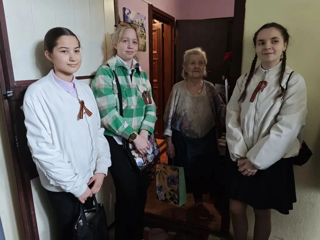 🌷 Ученики МБОУ «Школа №27» г.о. Балашиха поздравили с 81-й годовщиной Великой Победы тех, кто ковал 