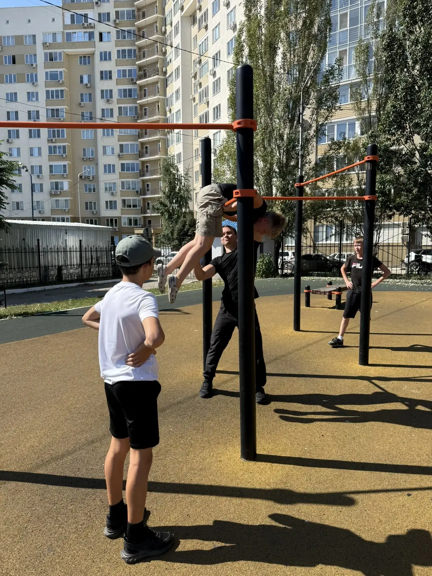 Учащиеся лицея приняли участие в мастер-классе по воркауту, который прошел на площадке около ФОК "Зв