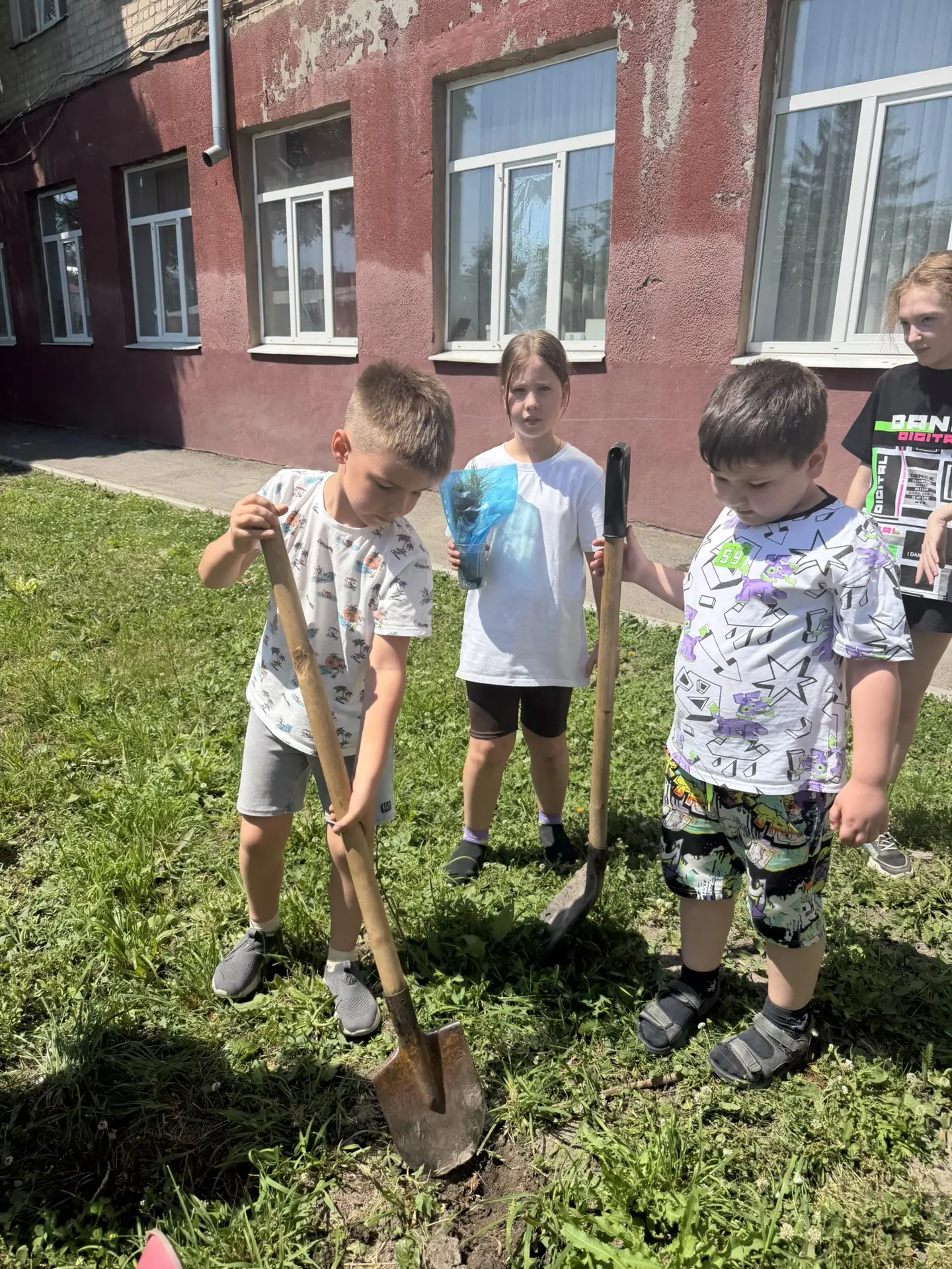 🌳🇷🇺 Акция «Сад Памяти»

Педагоги нашей школы совместно с воспитанниками летнего школьного лагеря 