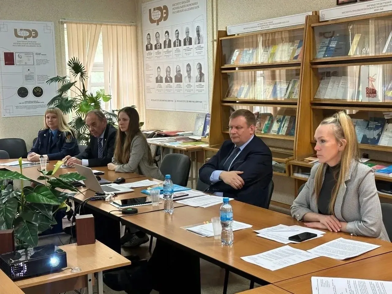 В Институте проблем региональной экономики РАН под председательством Алексея Шматко сос...