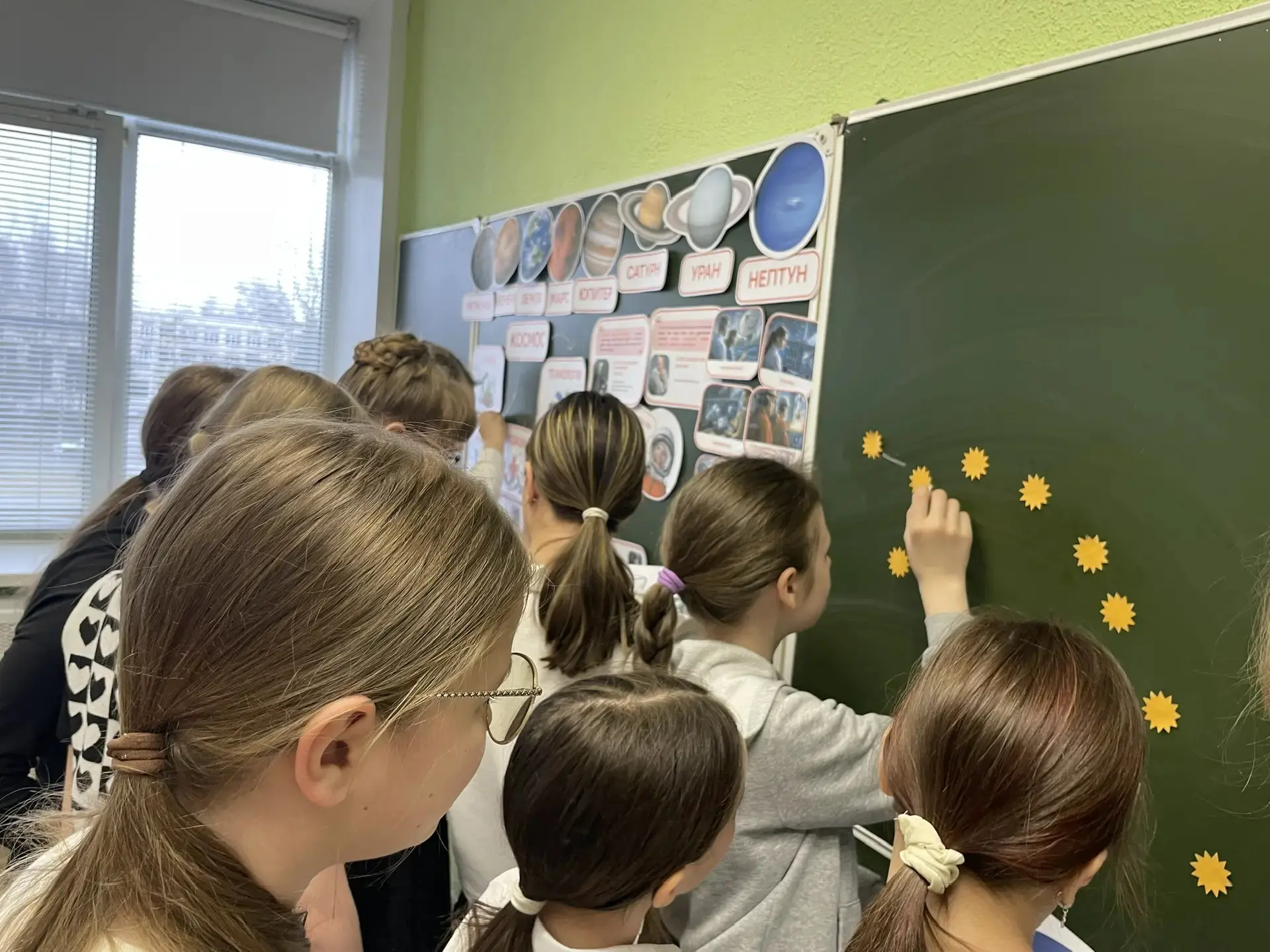 5б класс к Дню космонавтики оформили кабинет🚀🚀🚀