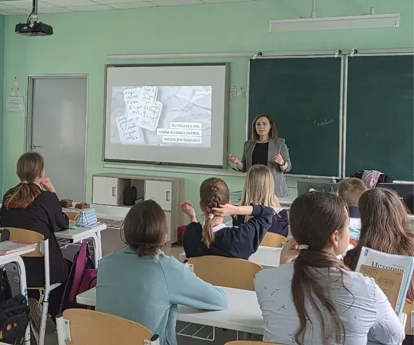 🕯️ Урок, который невозможно забыть… Сегодня в 6 «В» классе прошёл урок-реконструкция «Дети блокадног
