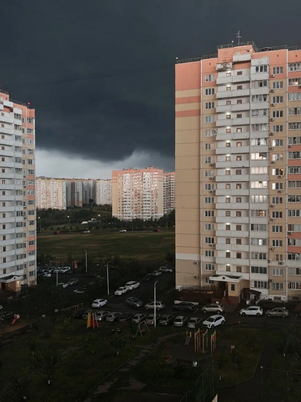 Красиво сегодня конечно было, мы в самый ливень попали в центре, воды налило ого-го, до дома доплыва