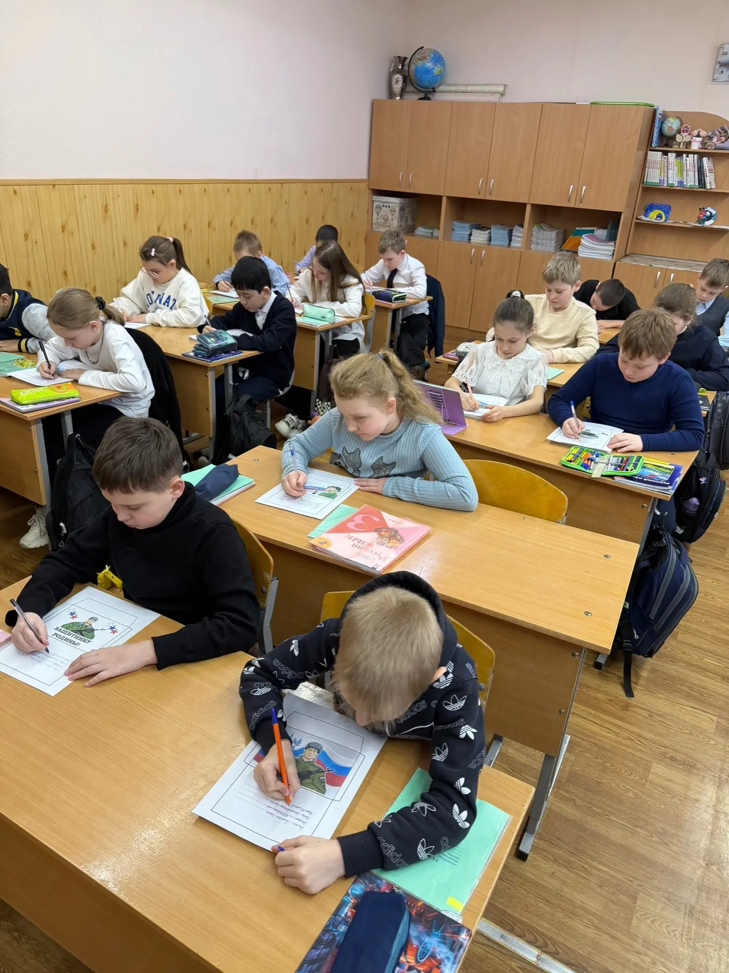 💌В день Защитника Отечества наши ребята приготовили особенное поздравление для бойцов СВО. Они вложи