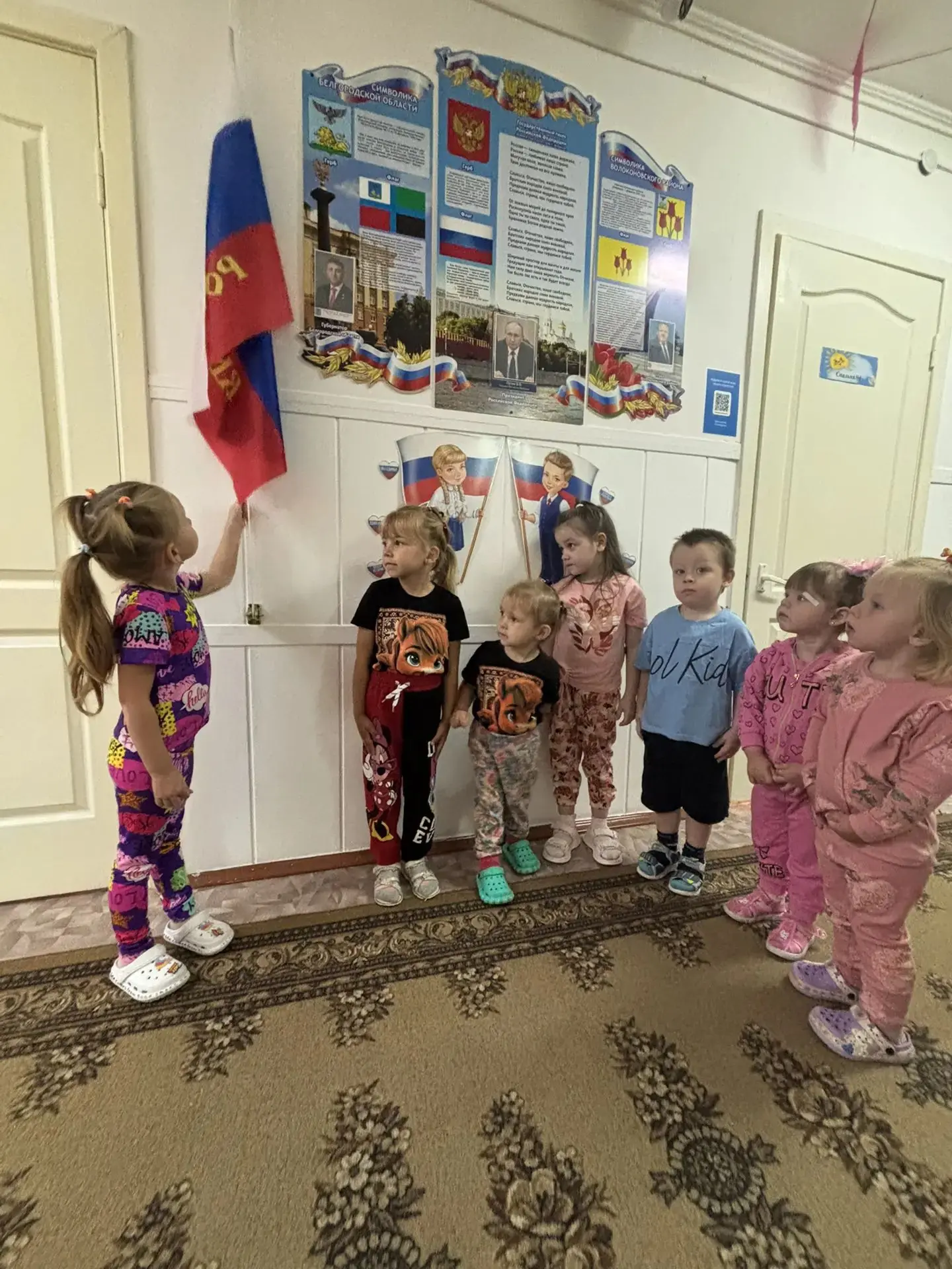 И по традиции начинаем неделю с торжественного поднятия флага. 🇷🇺