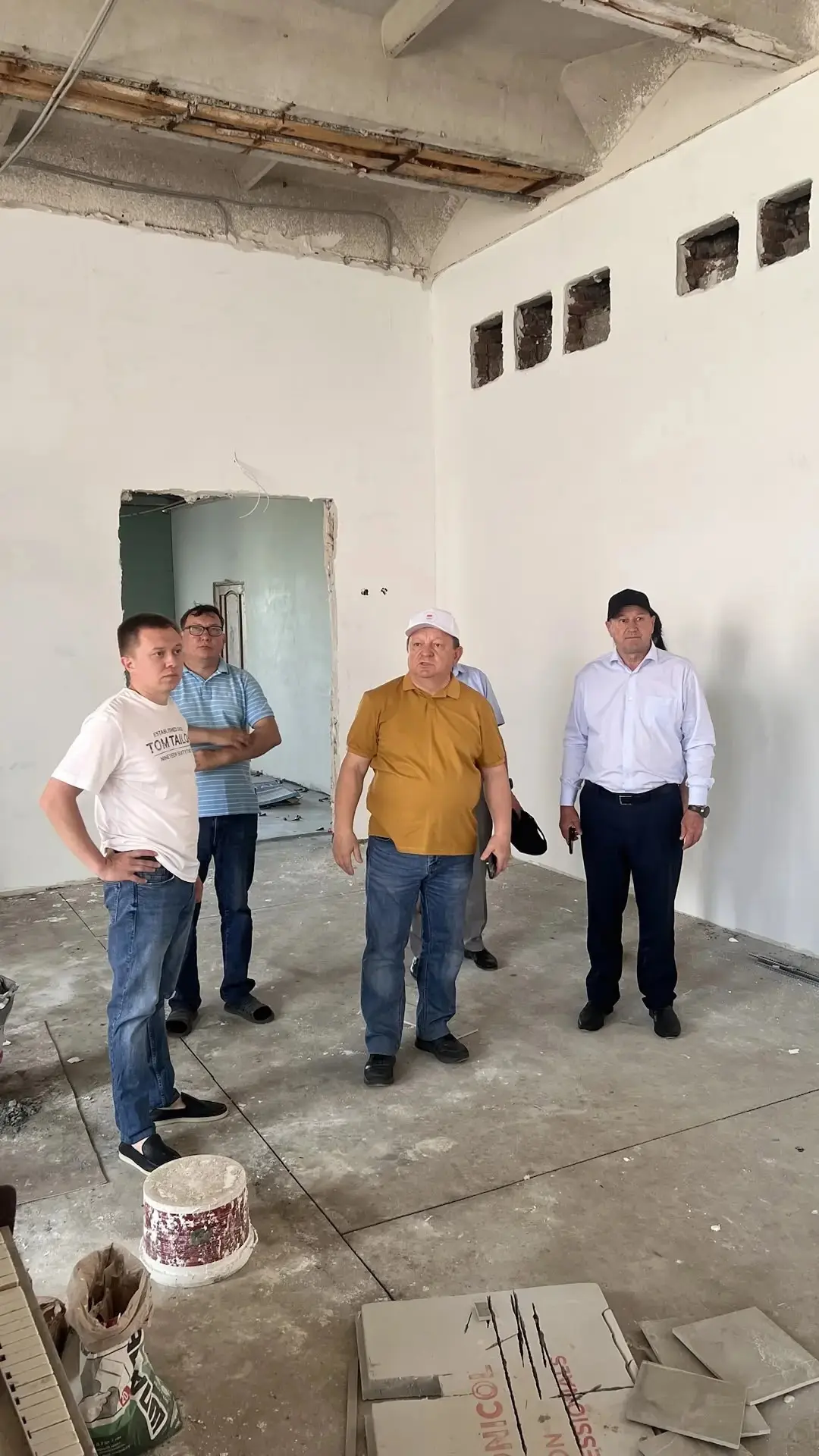 В Нурлатской городской школе №4 идут ремонтные работы. На сегодняшний день его строительная готовнос