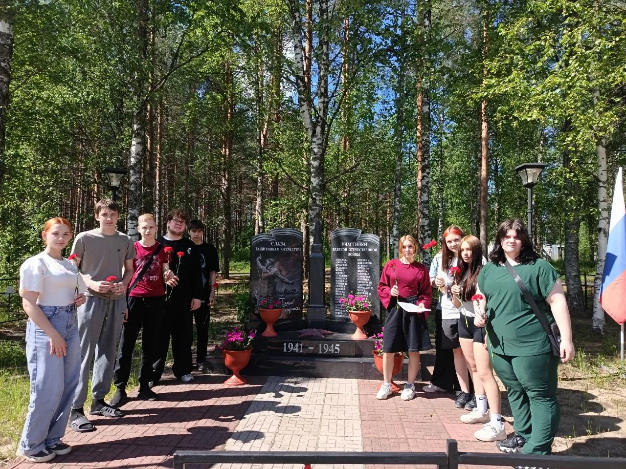 ✨Вчера, 22 июня в День памяти и скорби, ребята нашего трудового волонтёрского отряда пр...