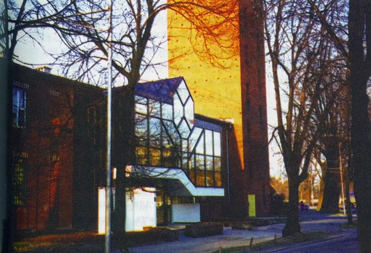 Улица Лейтенанта Яналова, 2а — филиал банка «Балтика». Башня с часами, 1996 год.

Фото «Старый Калин