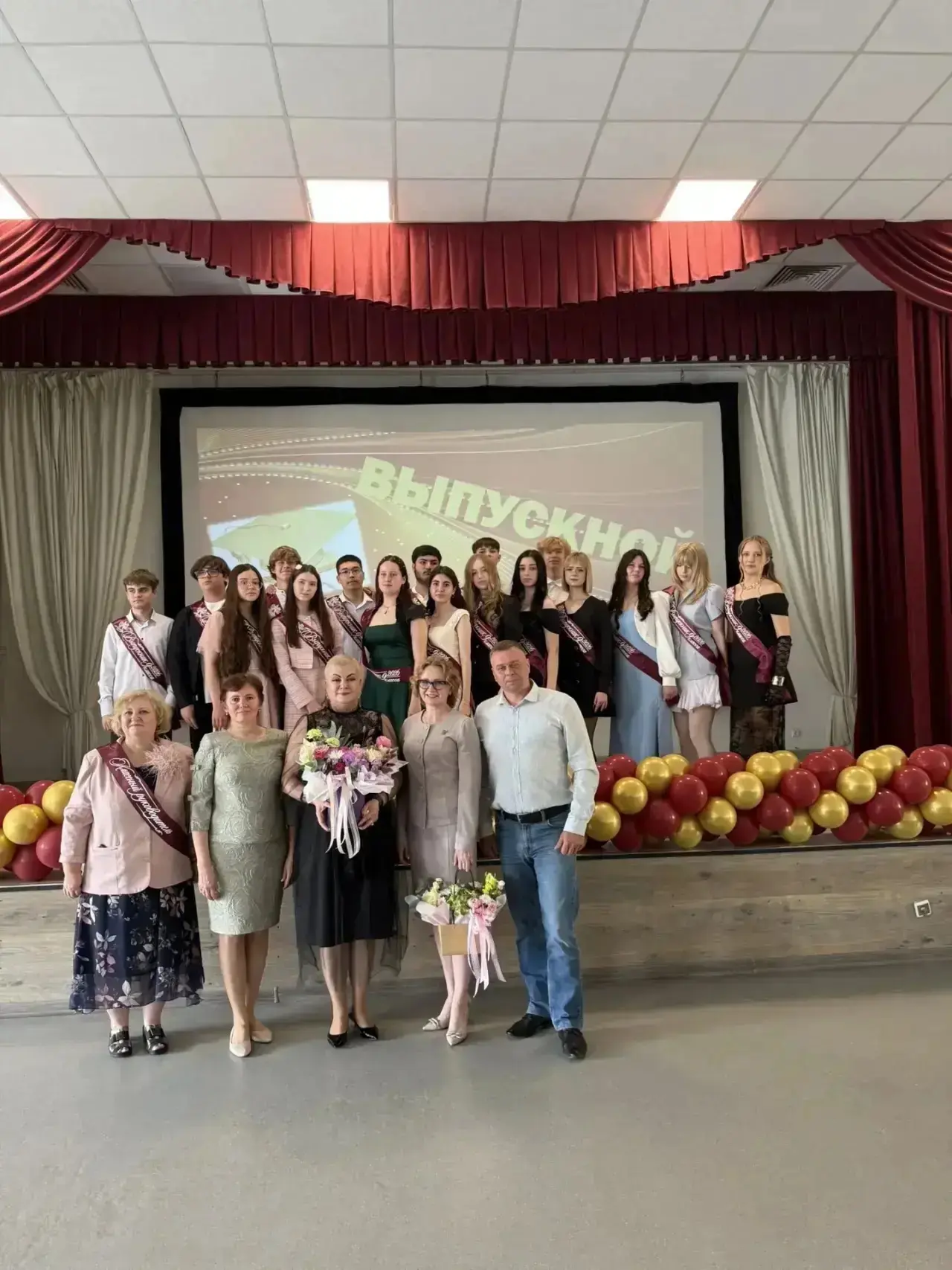 Сегодня, 27 июня 2026 года, в нашей любимой школе прошли выпускные для учащихся 9х и 11х классов! 
В