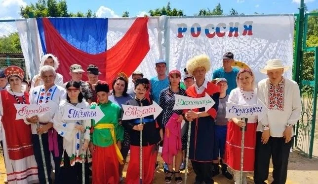 Россия, Россия, великая сила,
Великая сила, бездонная Русь…
 
День России – важный государственный п