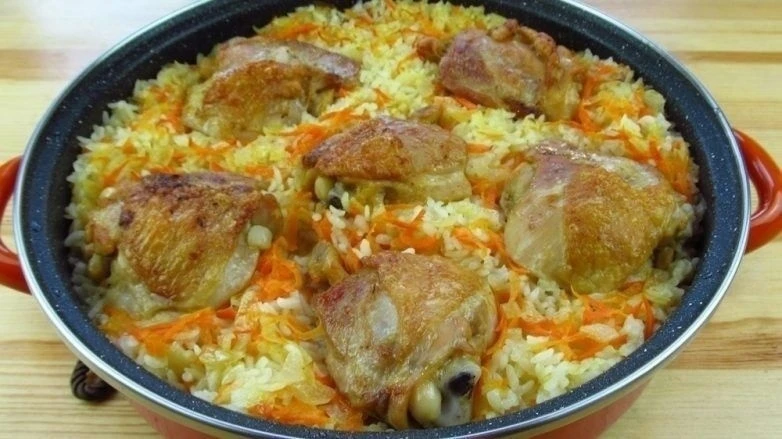 Рис с курицей в духовке

Готовим сытное и вкусное блюдо к семейному обеду.🥘🐓🍲🥕🍴
Рис с курицей о