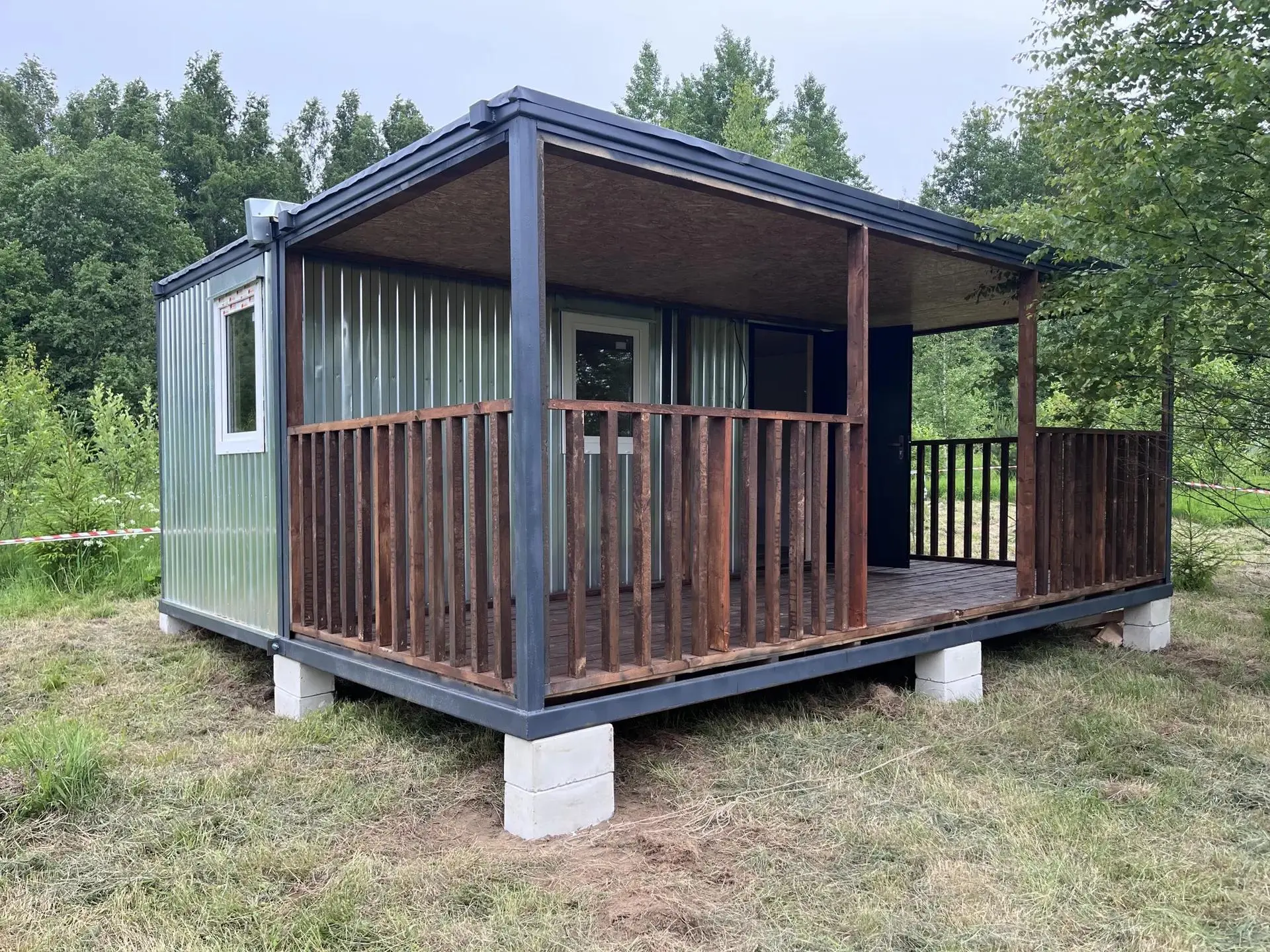 🏡 Представляем уютный блок‑контейнер с верандой — ваш маленький уголок комфорта на участке!

Мы поз