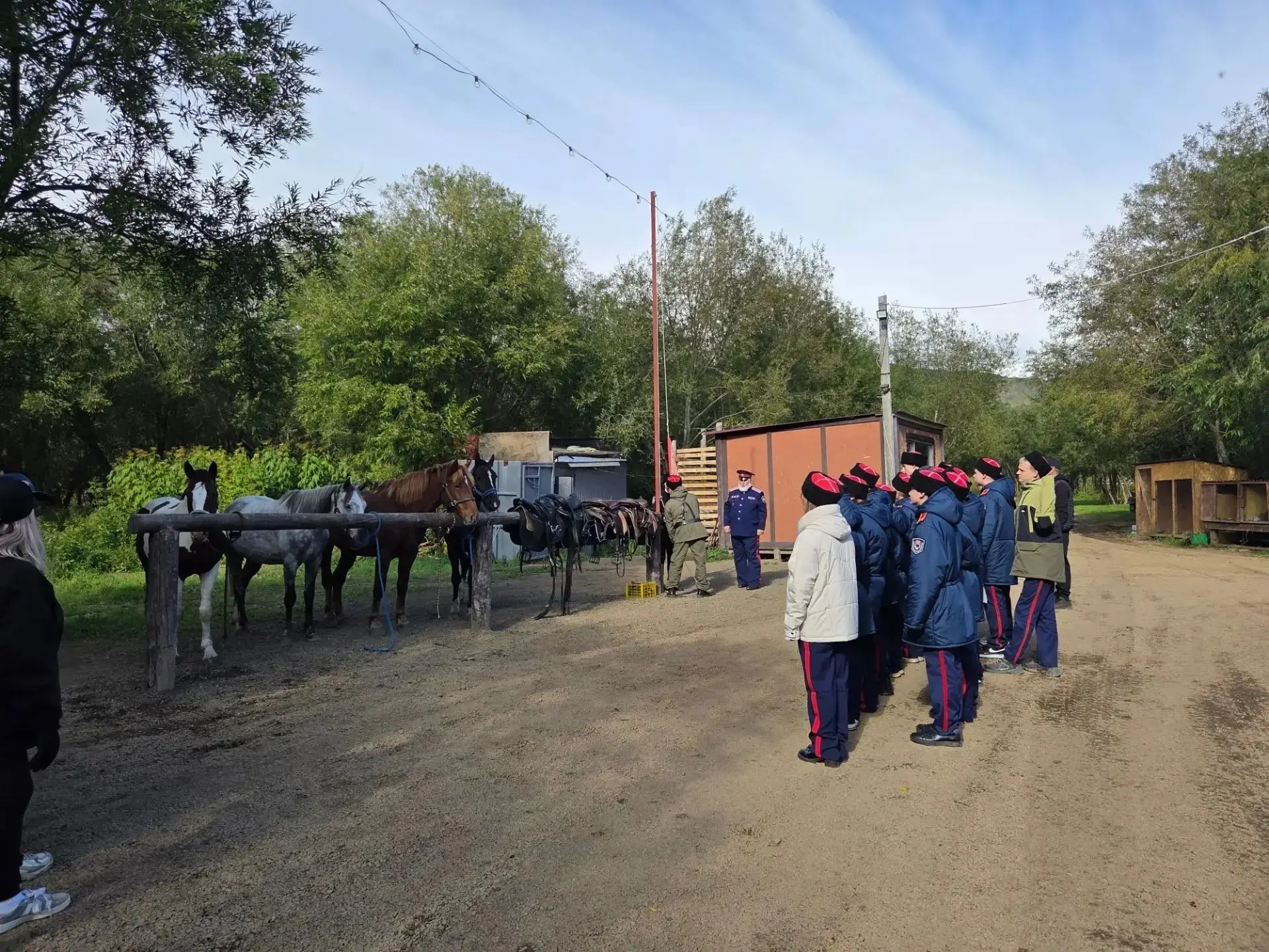 🐎 Школьники учились седлать коня