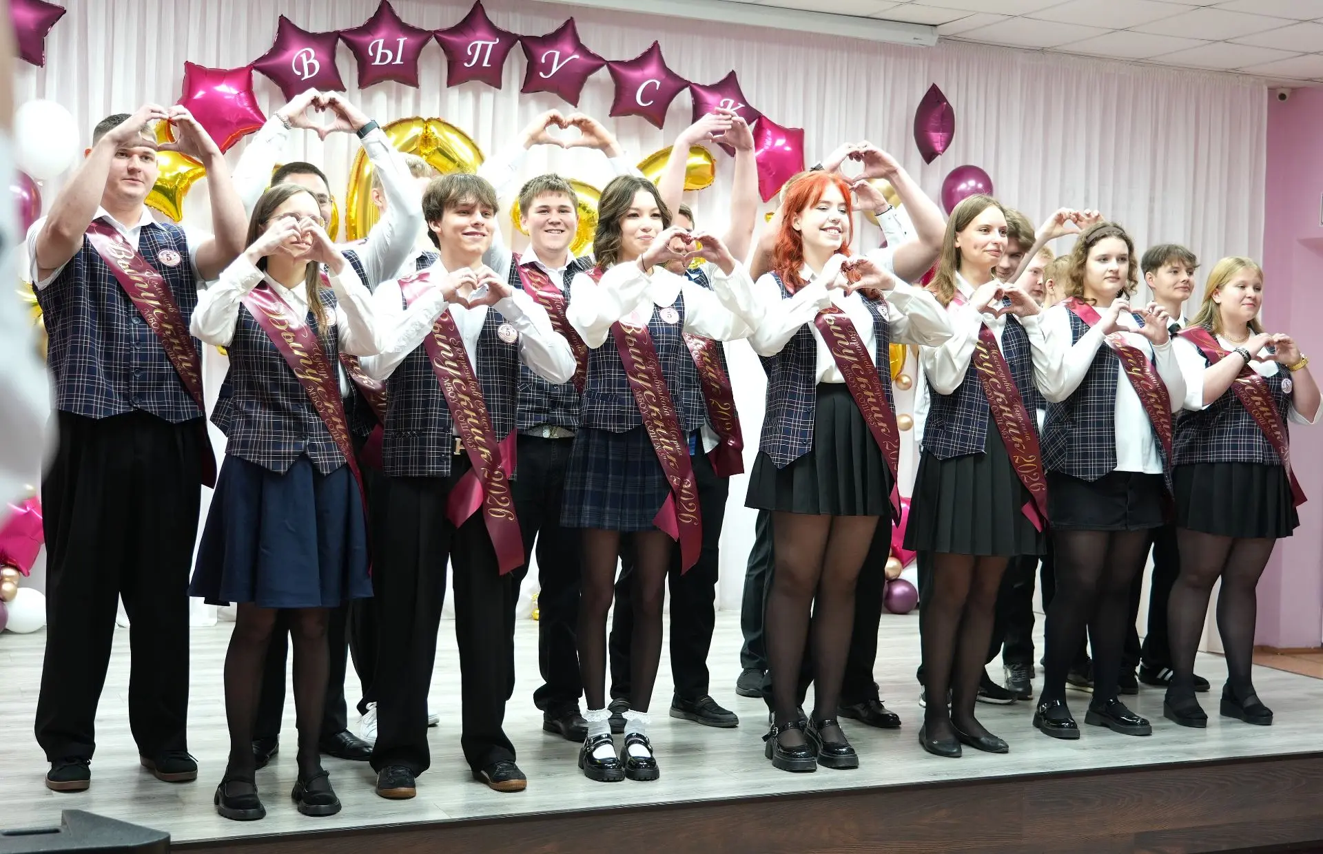 🔔✨Последний звонок – 2026 ⁣ Праздничные линейки, букеты цветов, нарядные ленты выпускников и трогате
