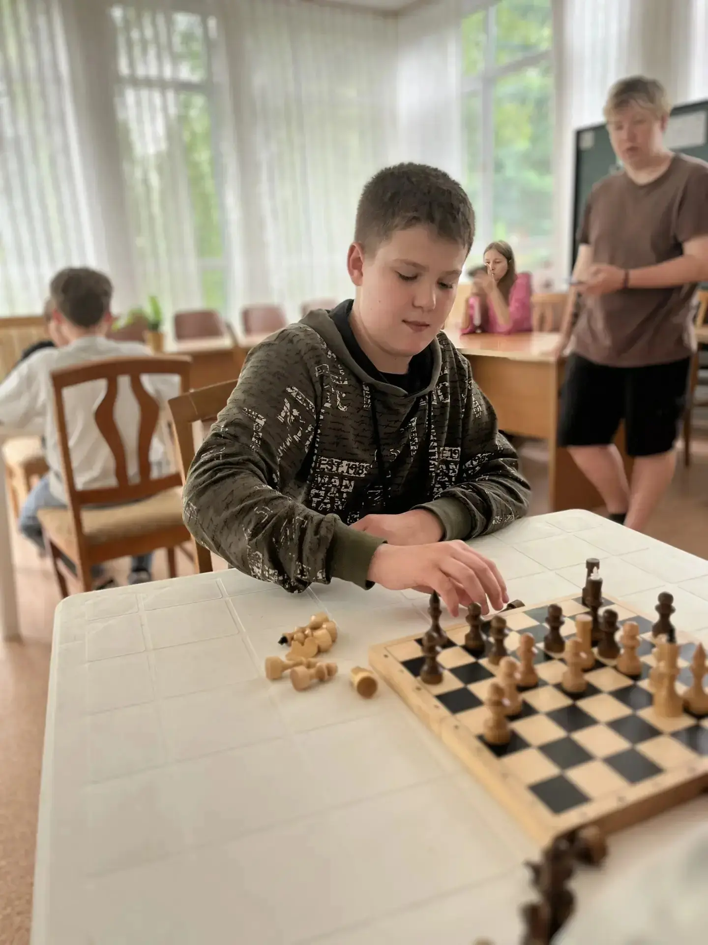 Тишина на площадке: идёт игра королей! 👑

Сегодня в ДОЛ "Иволга" особенный день — день шахматного т