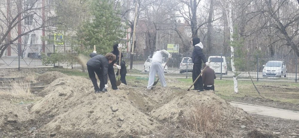 Вчера прошёл субботник с участием 9‑х классов! 🧹  Дождь не помешал ребятам навести порядок на нужных