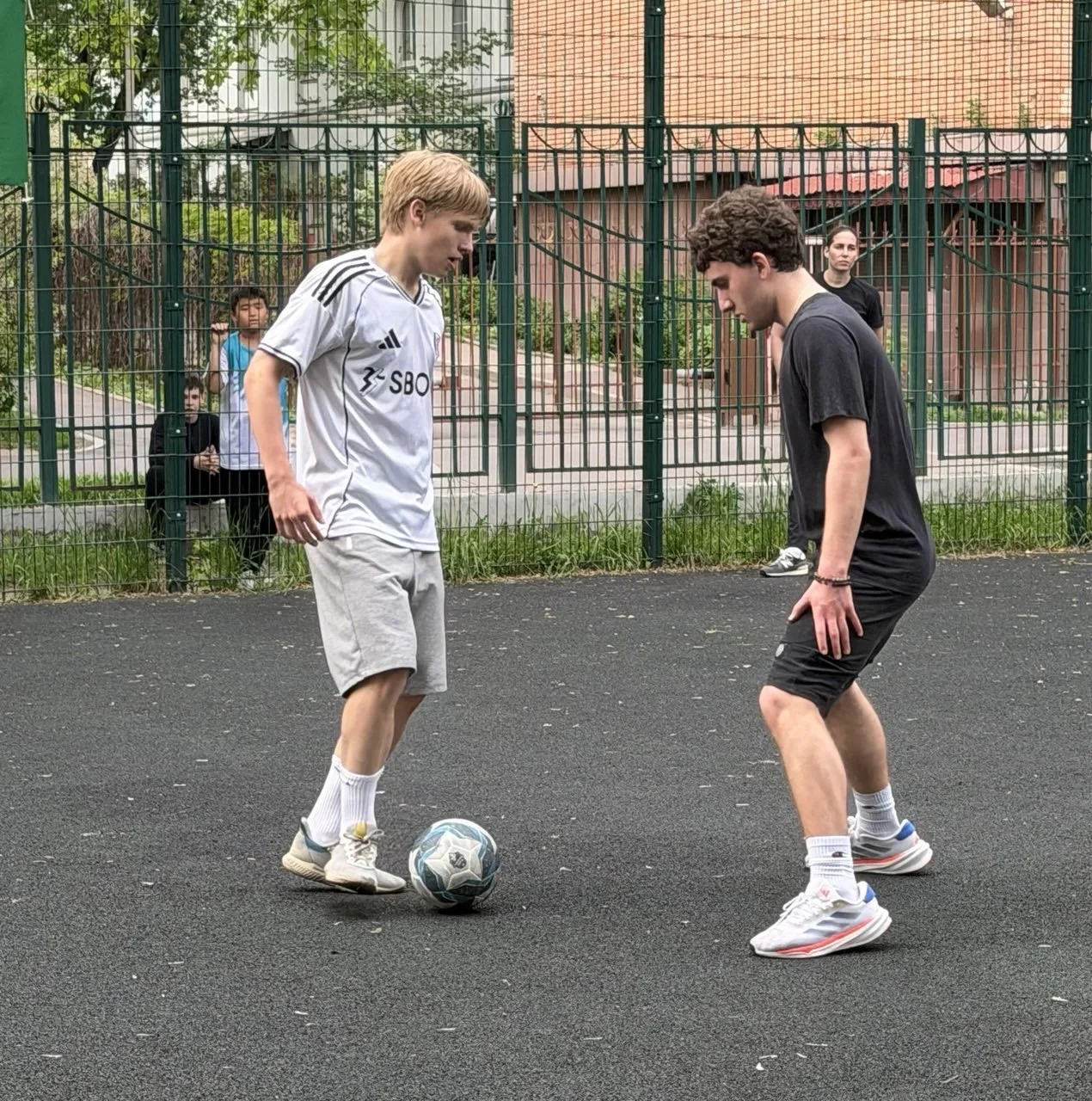 Встреча поколений на футбольном поле!  ⚽️ На школьном стадионе состоялся по-настоящему особенный мат