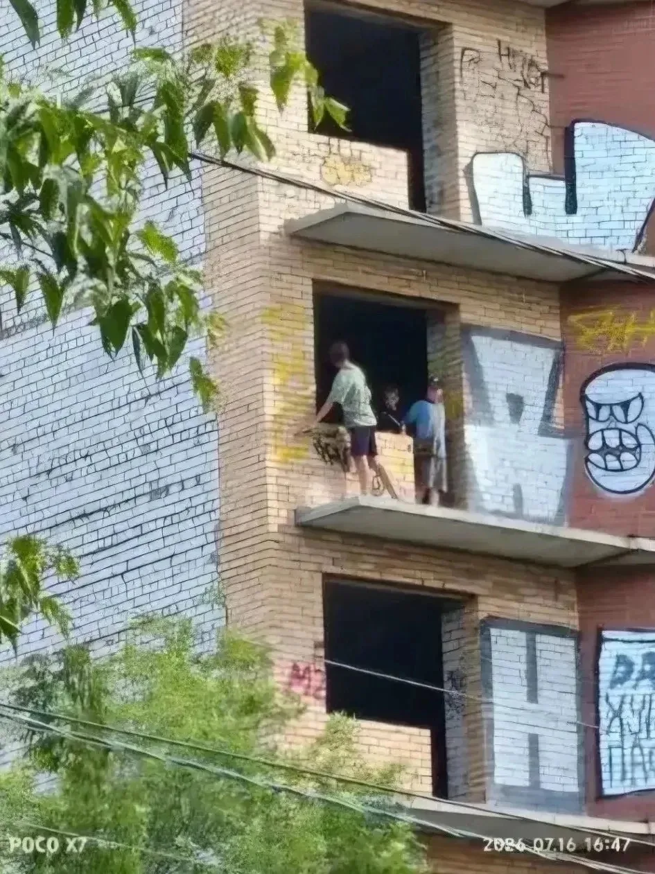 Жители Самары пожаловались на опасный заброшенный дом в центре города.

Самарцы обеспокоены ситуацие