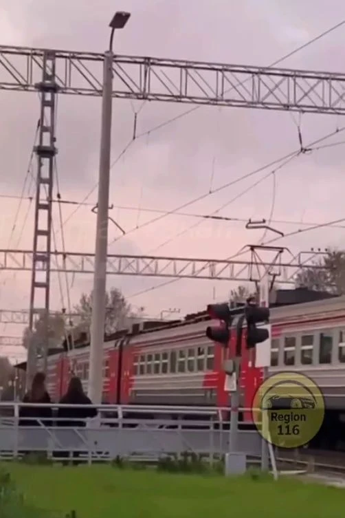 ❗️Подростков-зацеперов сняли с крыши электрички Казань-Арск — их ищет полиция