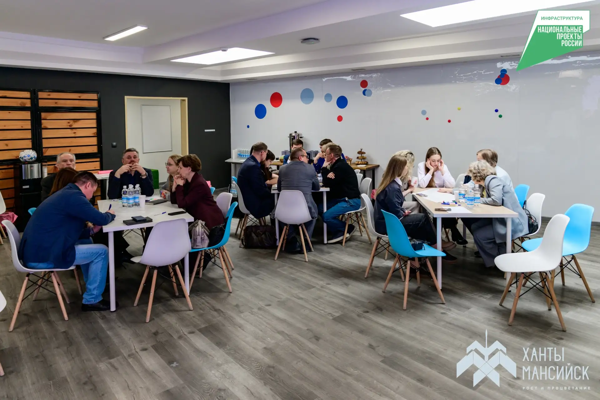 Творческие коллективы Ханты-Мансийска и организаторы городских событий выступили в качестве народных