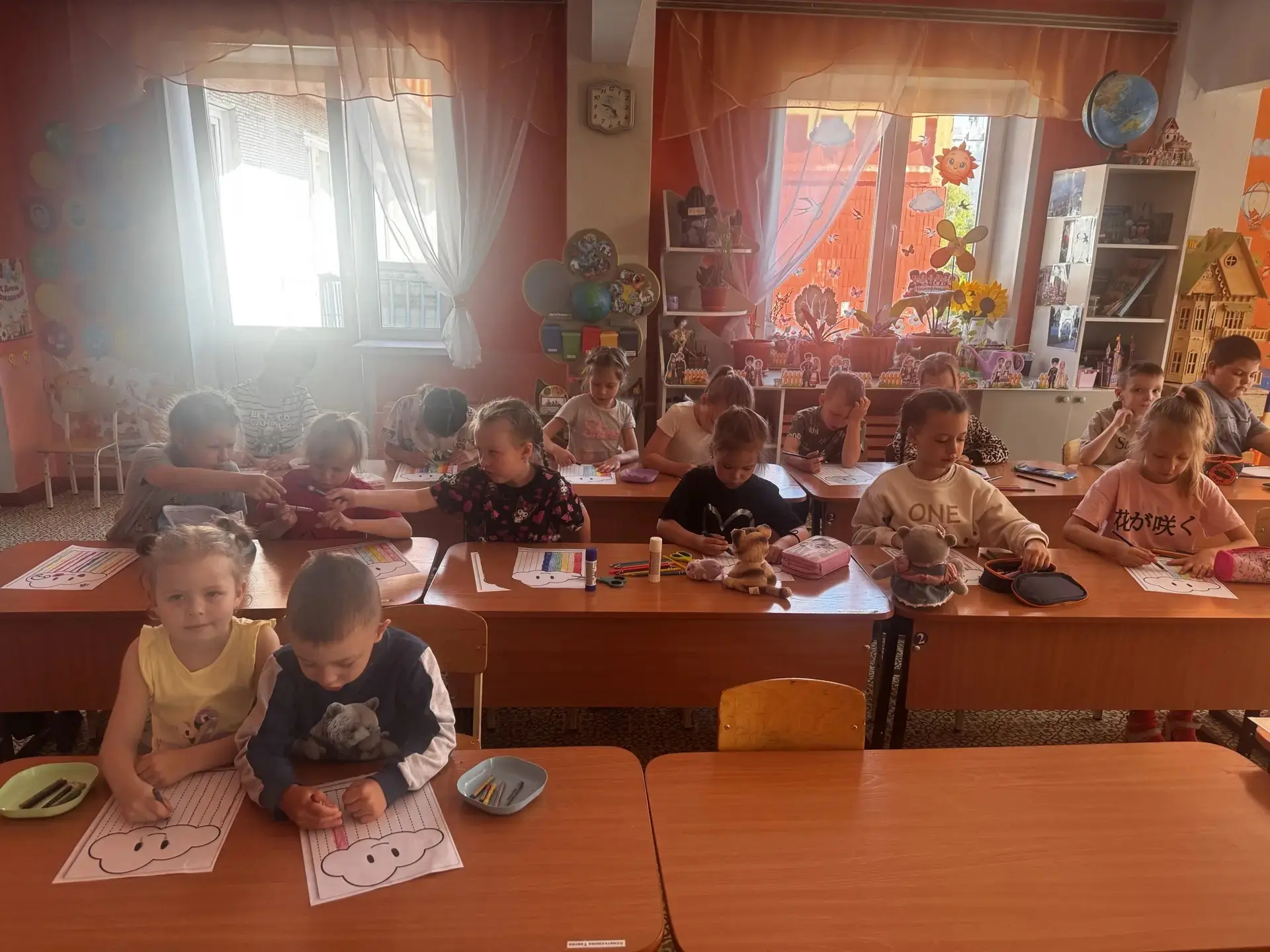 🌈 Сегодня мы с детками сотворили маленькое чудо: разноцветная радуга под пушистым облаком! ☁️

Снач