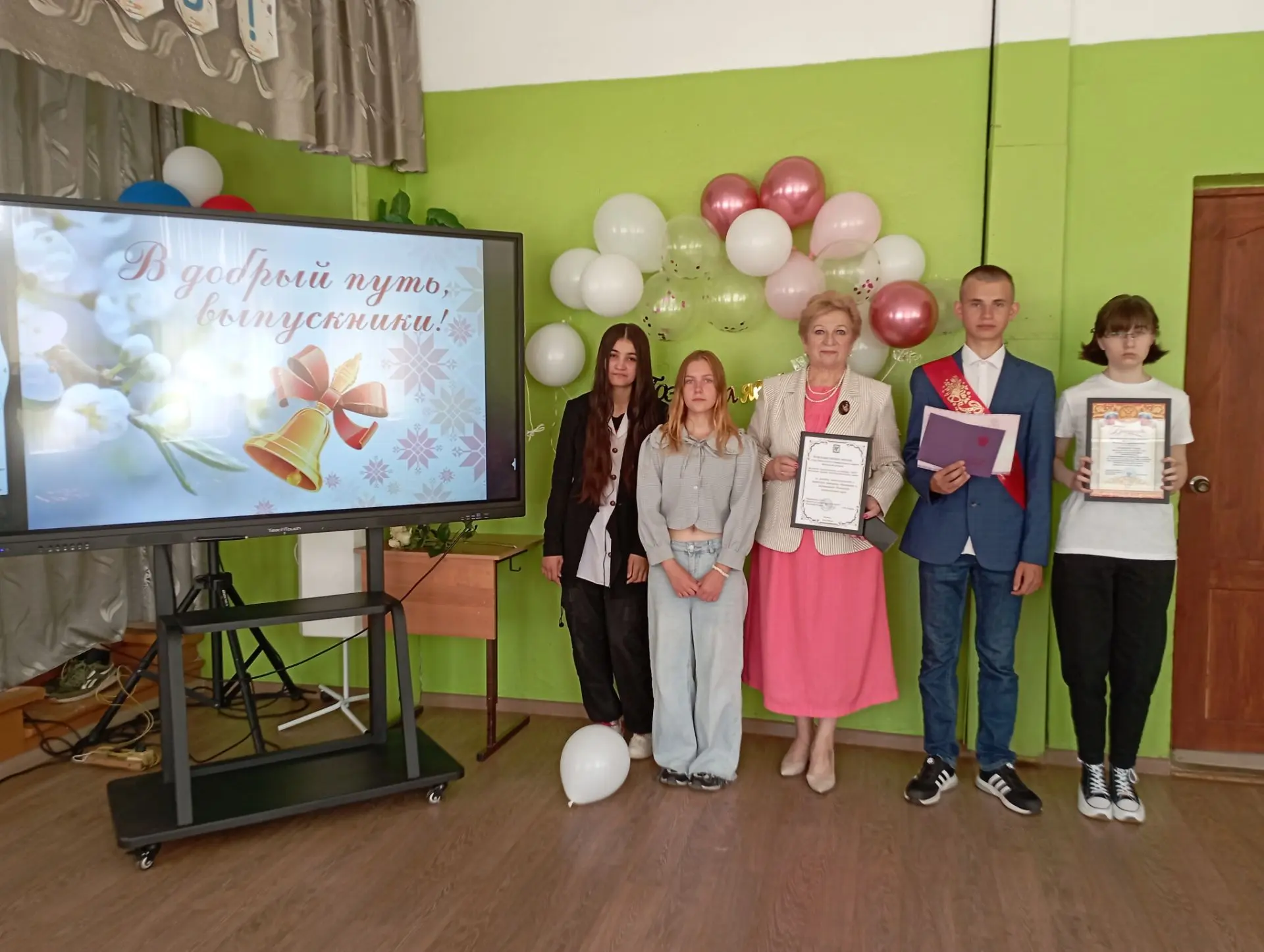 В нашей школе состоялось волнительное и радостное событие -  торжественная церемония вручения аттест