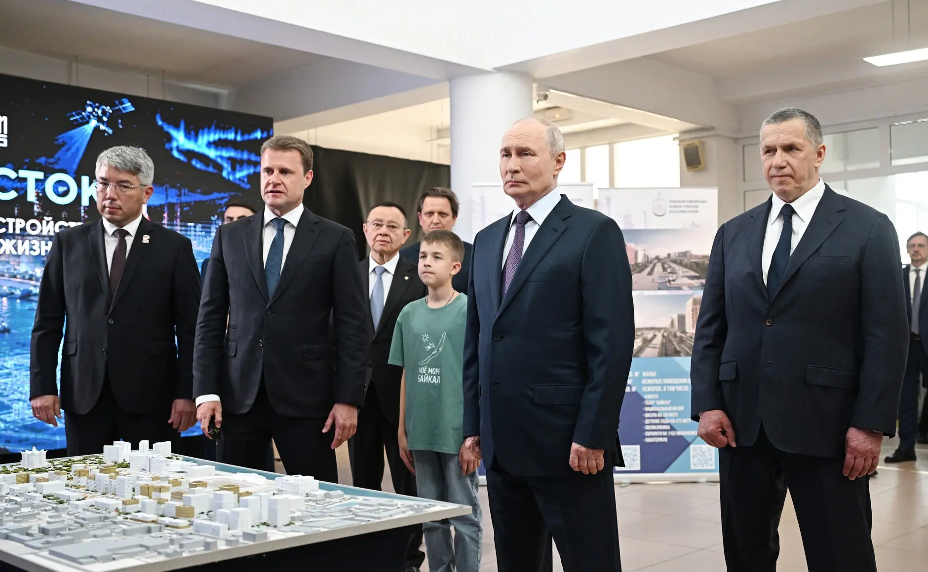 ⚡️Владимир Путин осмотрел выставку о развитии городов Дальнего Востока