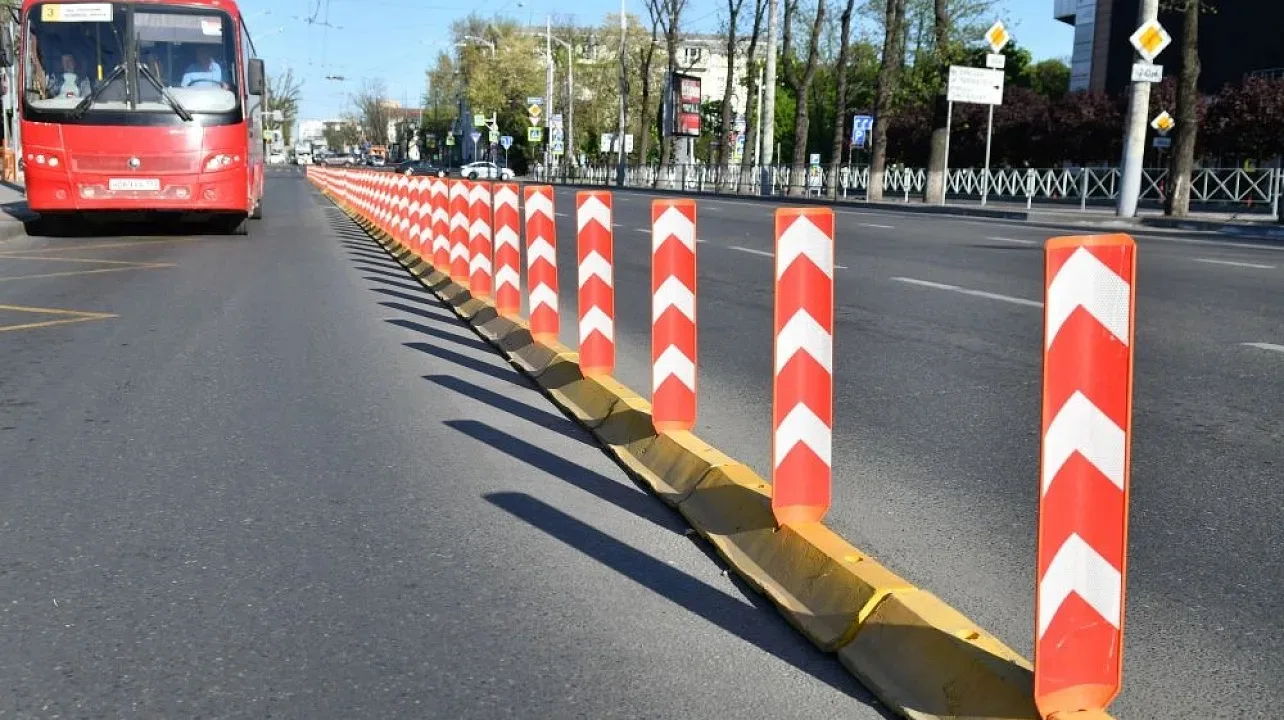 ❗️УЖЕ СКОРО . ПРО ВЫДЕЛЕННЫЕ ПОЛОСЫ.  «На Митинской, в районе домов 23–25 выставили странные огражде