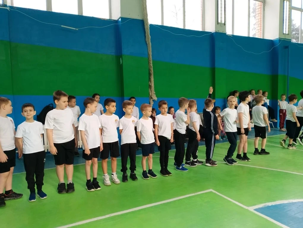 🏆 В 1-х классах прошли «Весёлые старты»!  25 февраля в нашей школе было жарко! В спортивном зале соб