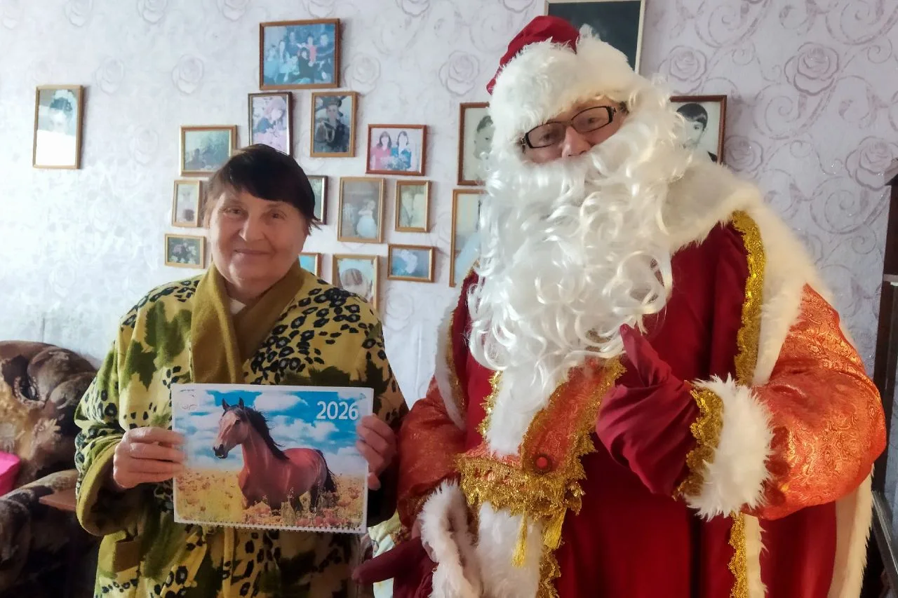 Дед Мороз и Снегурочка из Лебяжьевского краеведческого музея поздравили ветеранов музея...