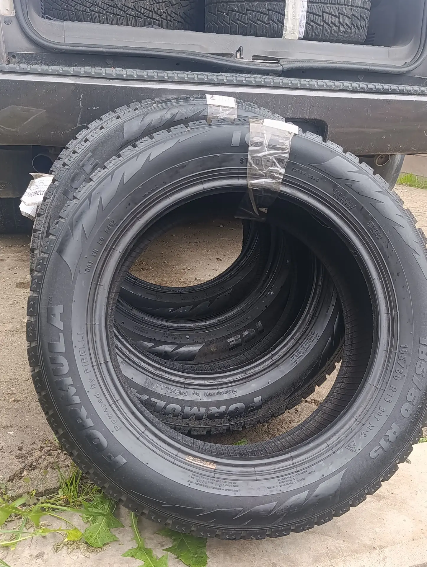 Продам шины бу pirelli formula ice 185/60/15 без проколов и порезов хранение было в спе...