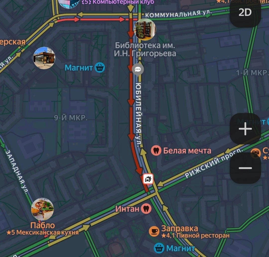 Движение на улице Юбилейной в Пскове затруднено