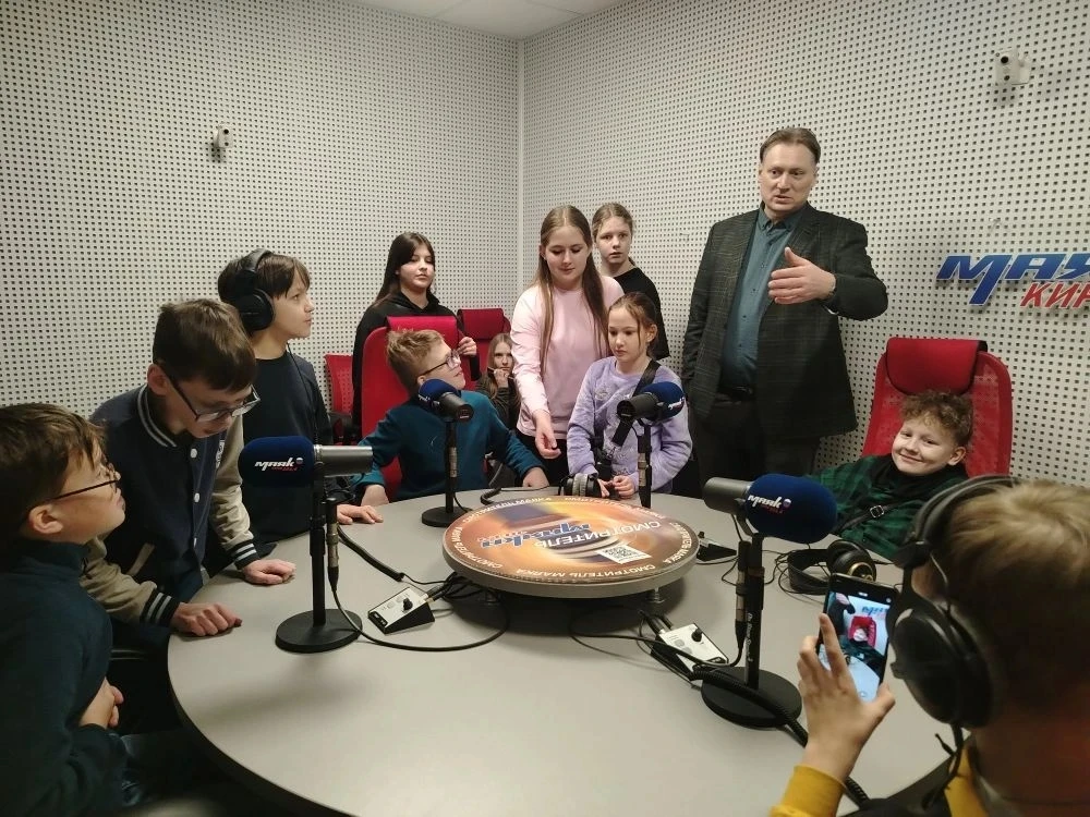 Недавно 5а класс побывал на ГТРК "Вятка" , Кировском телевизионном канале, месте, где рождаются пере