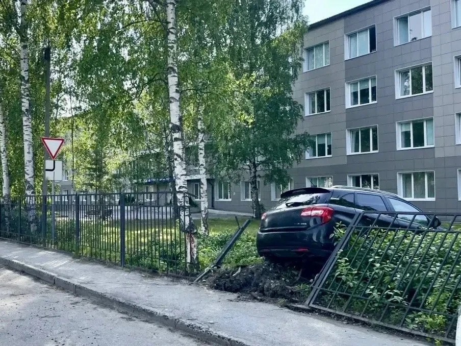 В Медвежьегорске пенсионер потерял сознание за рулем и снёс забор больницы

14 июня около 16:00, у д