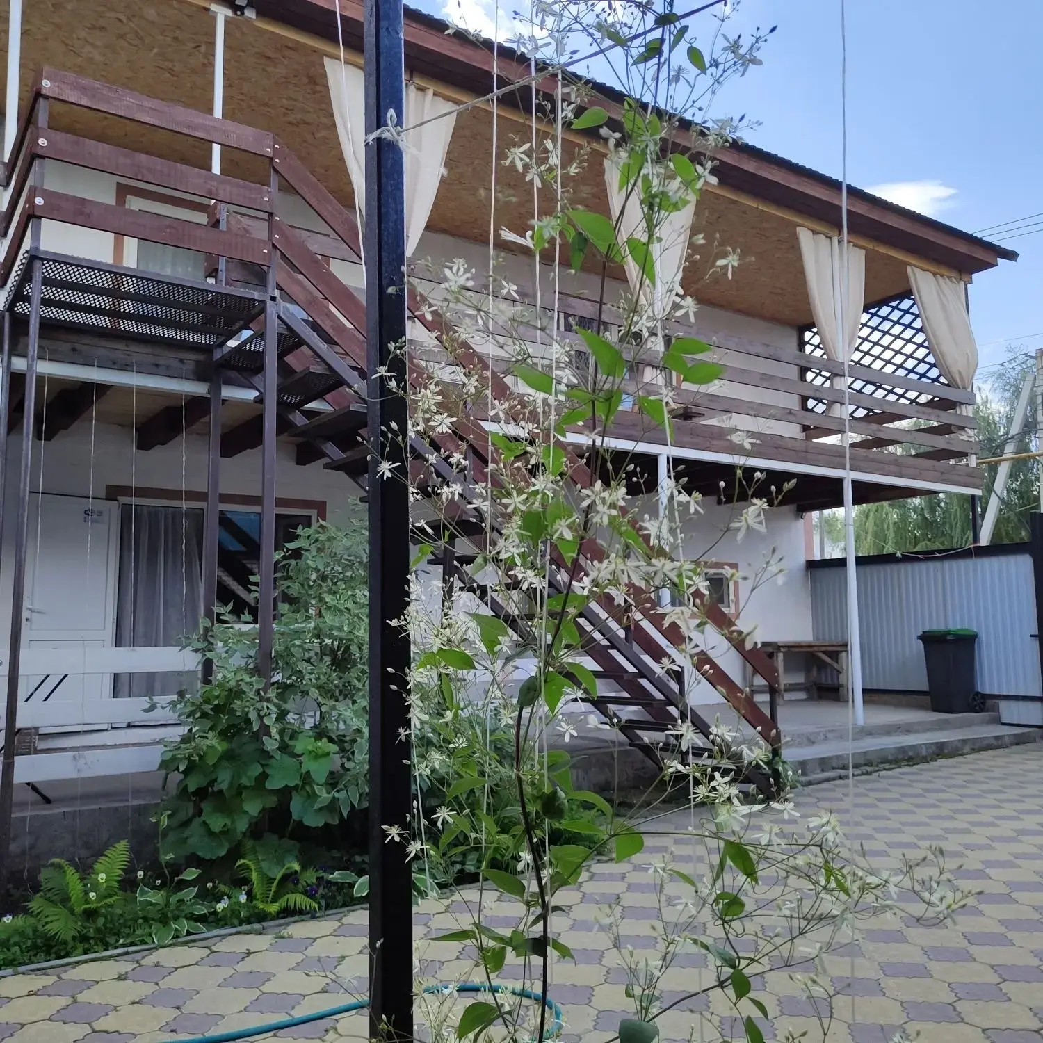 🏖 До Солёных озёр всего 5 минут пешком!
🏠 Сдаются номера с удобствами
📍 Адрес: ул. Разина, 1
👥 2