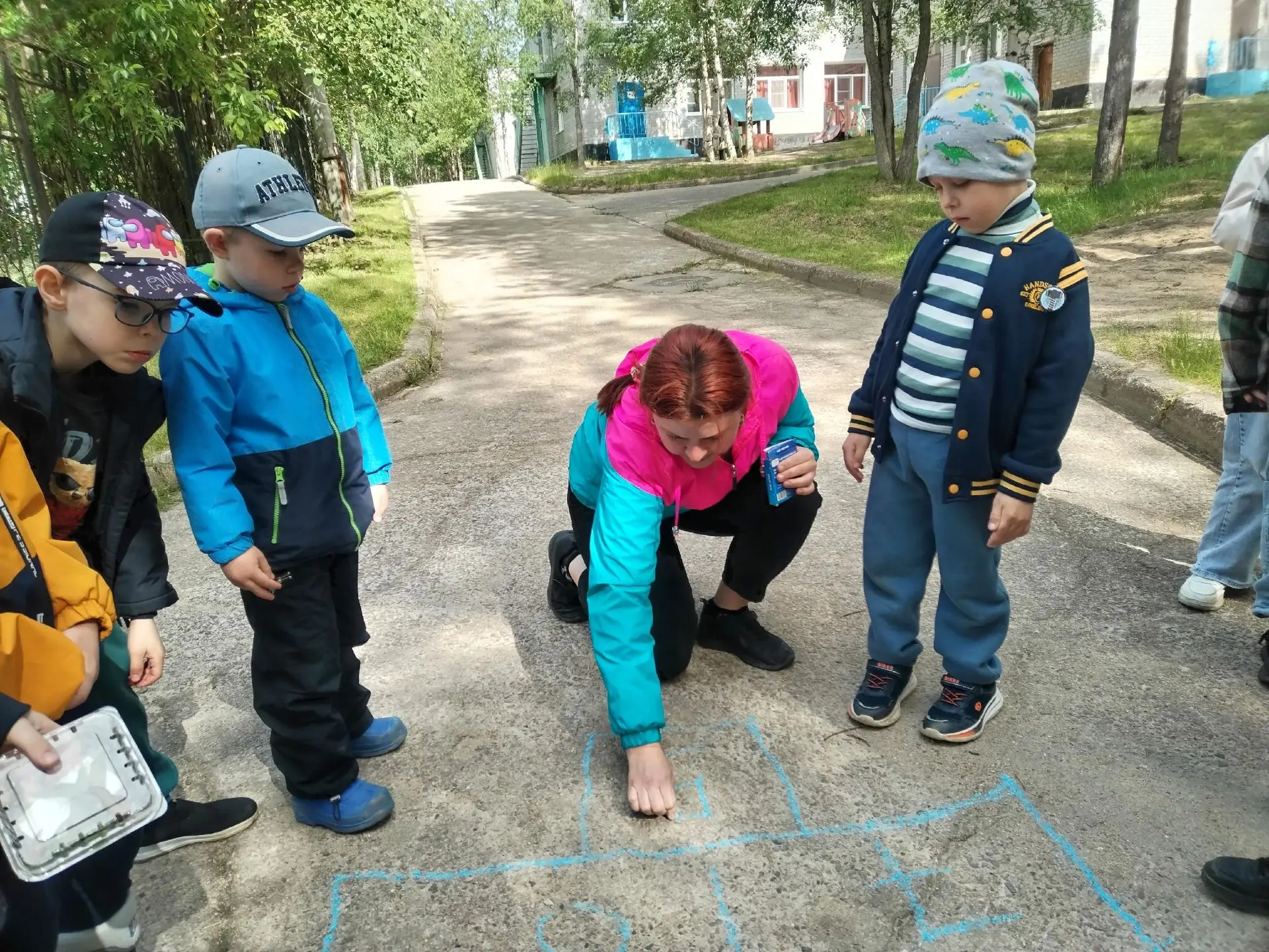 Сегодня отмечаем День игры в классики! В группе "Совушка" сегодня настоящий праздник: в игру включил