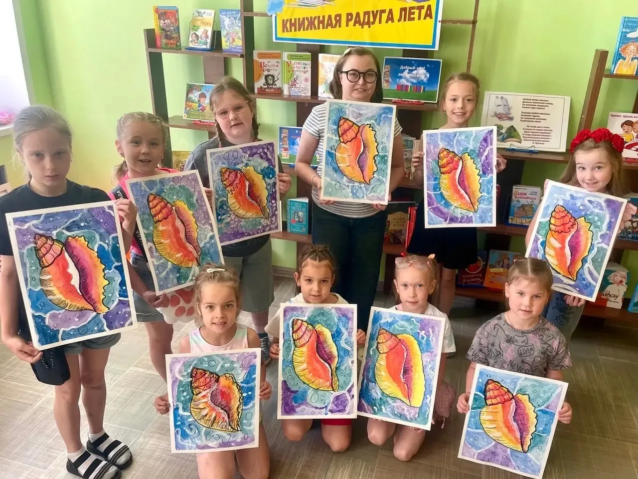 🐚 На занятии изостудии «Индиго» в субботу участники рисовали яркую ракушку на фоне морской воды, ос