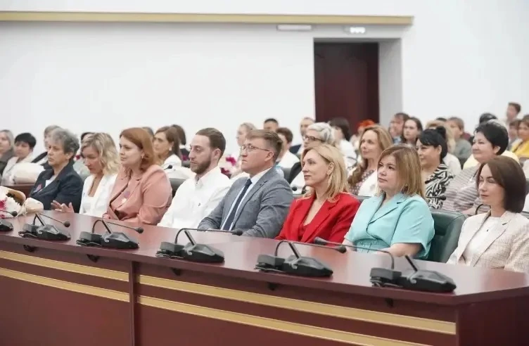 Наши коллеги, врач-эпидемиолог Шония Александр Бадриевич и заместитель главного врача по лечебным во