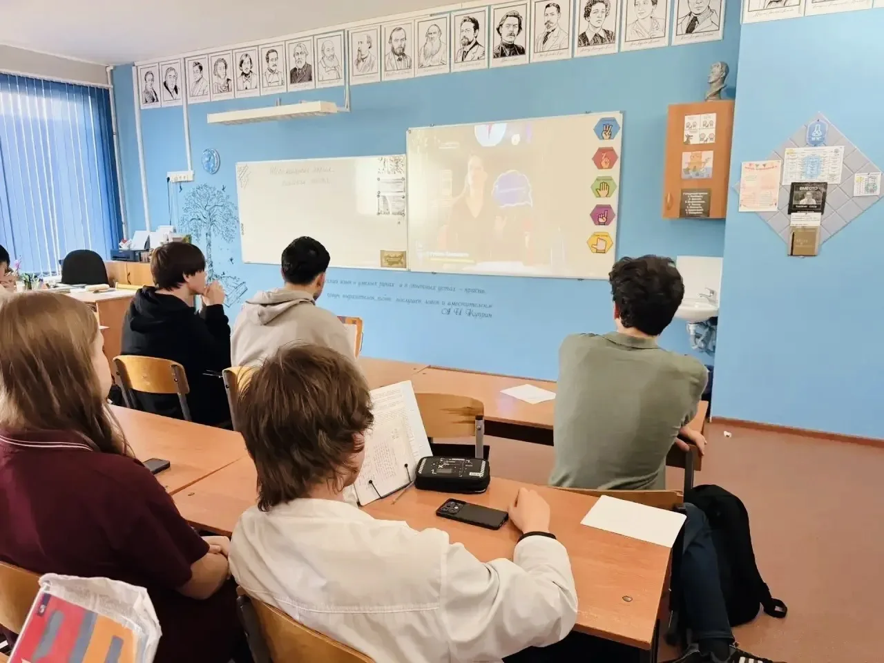 🏫 Обучающиеся нашей школы приняли участие в региональной образовательной акции «Кибернеделя Первых».