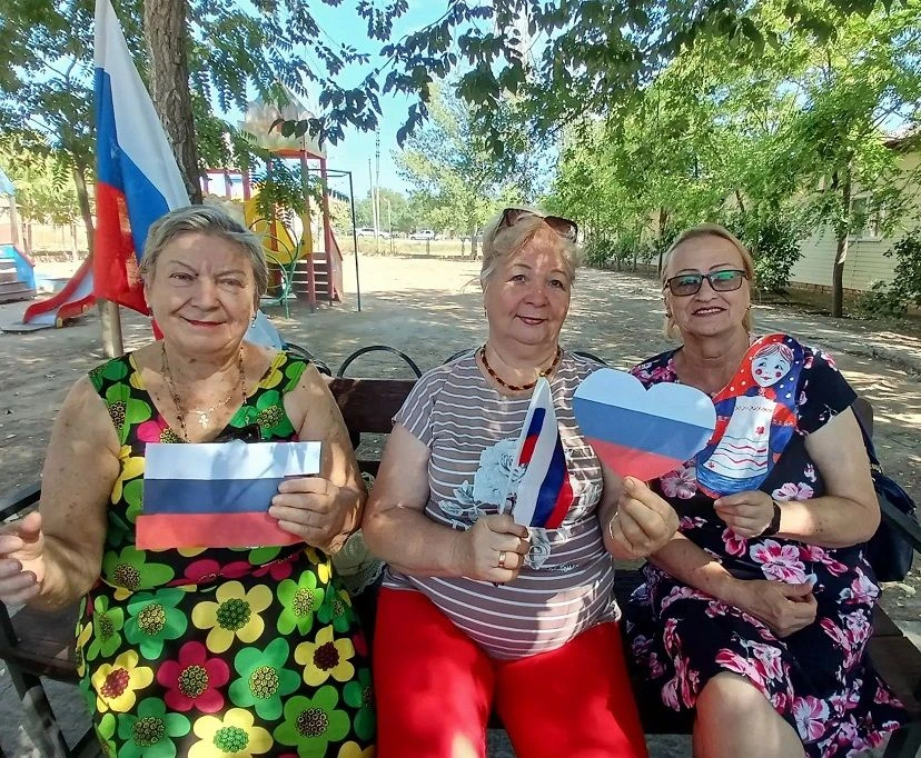 «Над Россией моей — гордо веет флаг»