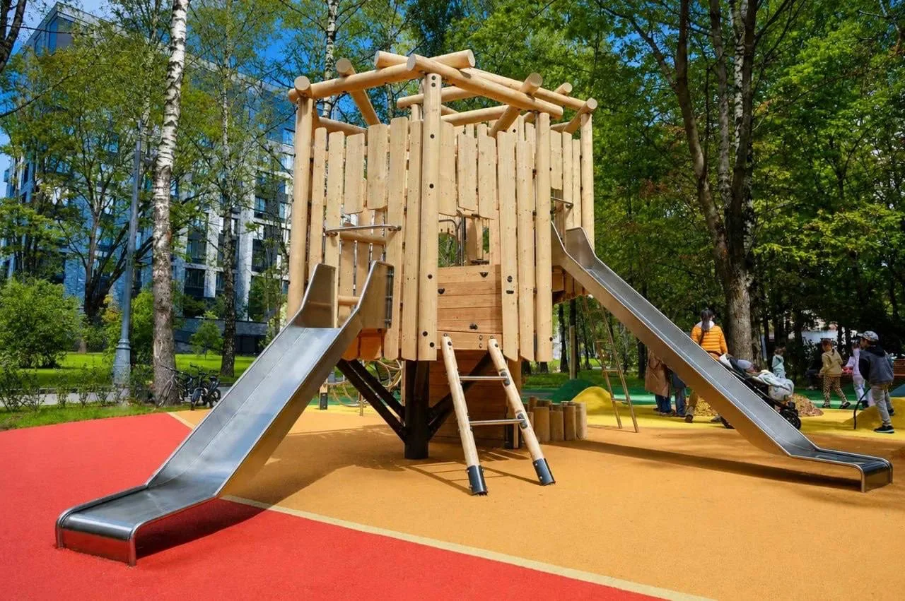 🌳 Завершили обустройство сквера у кинотеатра «Нева»